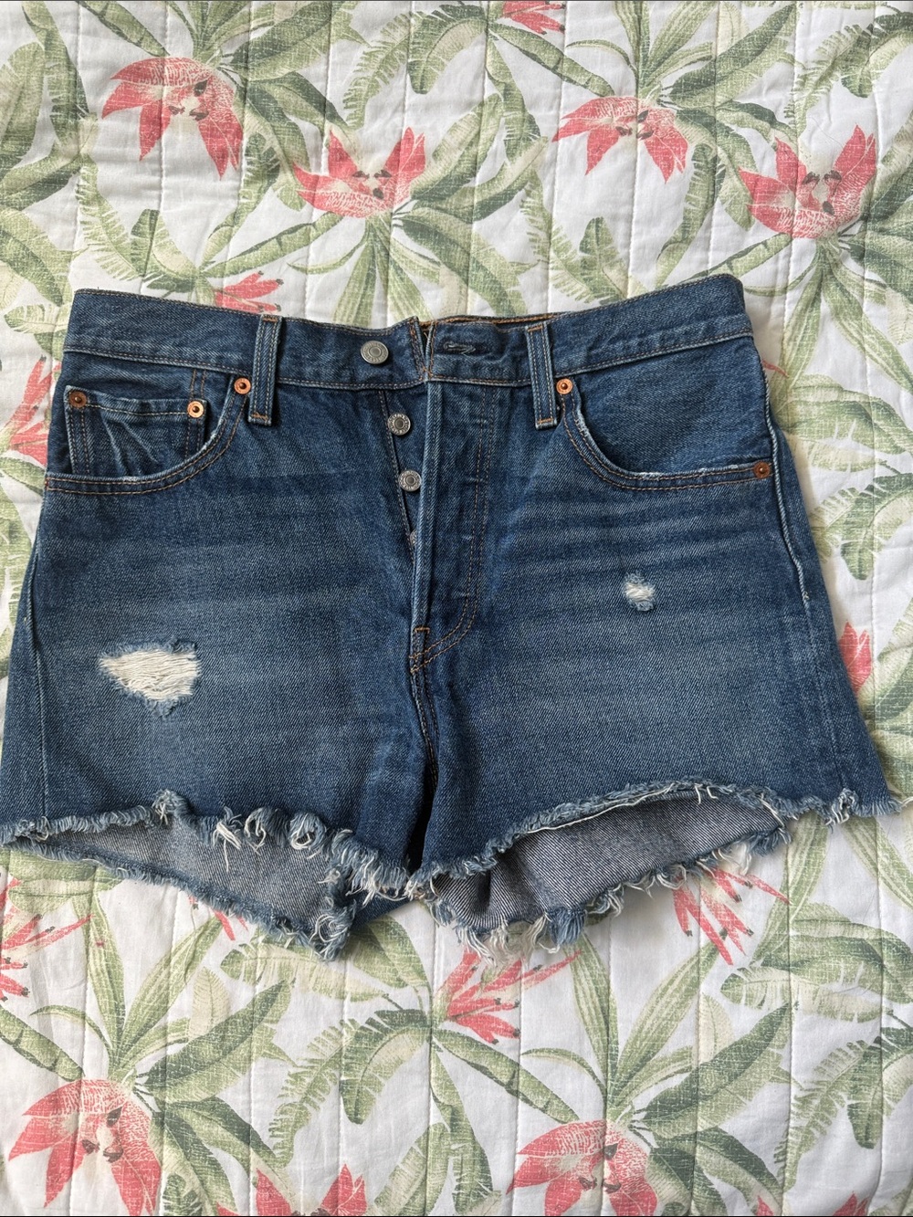 Levi 501 jean shorts size 28